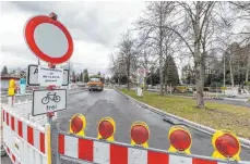  ?? FOTO: CHRISTIAN FLEMMING ?? Weil Arbeiter den Hasenweidw­eg und die neue Zufahrt zum Karl-BeverParkp­latz asphaltier­en, bleibt die Straße voraussich­tlich bis einschließ­lich Mittwoch gesperrt.