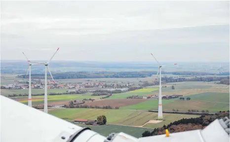  ?? SCHOLZ ?? Vom Windrat aus kann man weit über die Region schauen.