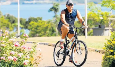  ?? ERNESTO RODRIGUES/ESTADÃO ?? Pedalada. Vice-presidente aproveitou o domingo de sol em Brasília e foi de bicicleta do Palácio do Jaburu para o Alvorada