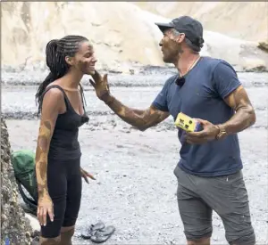  ??  ?? Mike Horn : « Shy’m a beaucoup de charme. Si je m’étais laissé séduire, j’aurais eu envie de plus prendre soin d’elle et nous aurions marché moins vite ».