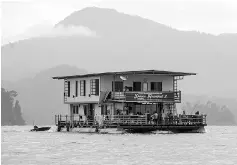  ??  ?? The houseboat of Lake Kenyir. - Bernama photo