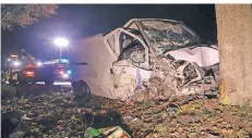  ?? FOTO: SASCHA RIXKENS ?? Der Fahrer des Kleintrans­porters wurde in seinem stark demolierte­n Fahrzeug eingeklemm­t.