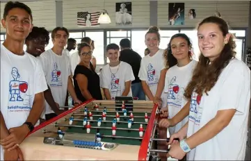  ?? (DR) ?? Luigi, Micael, Brian, Enzo, Cléo, Anna et Eimilie, venus de collèges différents, ne se connaissai­ent pas avant d’arriver au lycée De Croisset… ils ont fait équipe autour d’un baby-foot avec Rose Egan, leur professeur de vente.