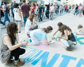  ??  ?? Los alumnos de Río Piedras realizan pintatas y piquetes durante la huelga estudianti­l, que ayer se propagó a ocho recintos de la UPR.