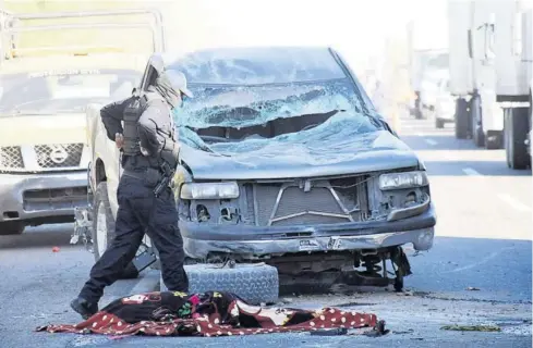  ?? MAURICIO VALENZUELA ?? >La joven madre viajaba junto a sus dos hijas en una camioneta Silverado la tarde del jueves.