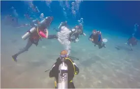  ?? צילום: מנאל מג'דלה ומרכז צלילה "אתגרים" ?? משתתפי הקורס מתחת למים