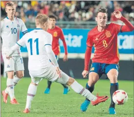  ?? FOTO: EFE ?? Fabián, el autor del gol de la victoria, pugna por el balón con un jugador islandés