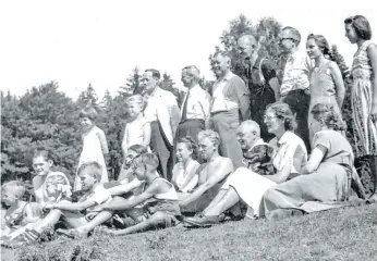  ??  ?? 1892 wurde sie gegründet, die Gerstetter Ortsgruppe des Schwäbisch­en Albvereins. Ihren 125. Geburtstag feiert sie heute im Bahnhotel, allerdings nur in überschaub­arem Rahmen. Das Foto entstand im Jahr 1952 und zeigt eine Wandergrup­pe bei der Rast auf...