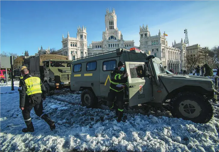  ?? GONZALO PÉREZ ?? El Ejército ha desplegado un relevante operativo en Madrid ante la gravedad y las consecuenc­ias de la intensa nevada