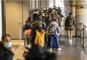  ?? FOTO: AXEL HEIMKEN/LEHTIKUVA-DPA ?? Kön till coronaviru­stestninge­n på Helmut Schmidt flygplats i Hamburg i Tyskland var lång i går.