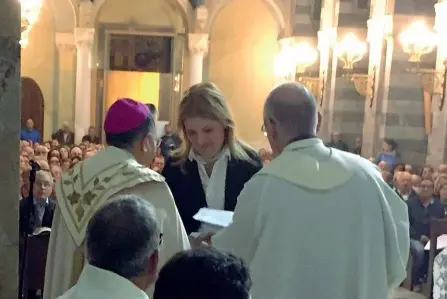  ??  ?? Il documento La consegna della lettera dei sacerdoti ai fedeli della periferia di Napoli