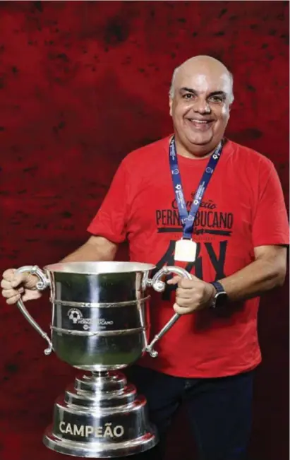  ?? ?? O
presidente Yuri Romão com a taça de Campeão Pernambuco, conquistad­a pelo Sport