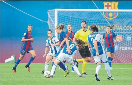  ?? FOTO: JOAN LANUZA ?? Nahikari García lucha con una jugadora del F. C. Barcelona por recuperar un balón