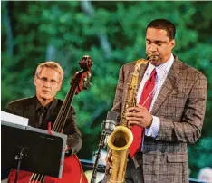  ?? Foto: Herbert Heim ?? Christian Stock (Bass, links) trat mit seinem Trio im Botanische­n Garten auf. Star des Abends war Saxofonist Javon Jackson (rechts).