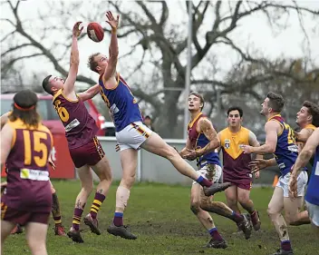  ?? ?? Ryan Taylor and Chris Prowse contest the ruck.