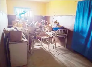 ?? ?? Dilapidate­d beds and chairs inside PHC in Kwali area council