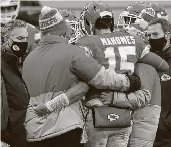  ?? Jamie Squire / Getty Images ?? Chiefs quarterbac­k Patrick Mahomes had trouble getting to the sideline after a hard tackle that twisted his neck in the third quarter against the Browns. He left the game Sunday and didn’t return.