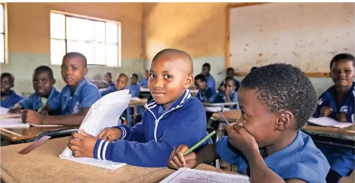  ?? FOTOS: SOS-KINDERDÖRF­ER/MATS HVALSENGEN ?? Kinder in einer Schule in Eswatini (südliches Afrika): Bildung trägt dazu bei, den Teufelskre­is von Armut zu durchbrech­en.