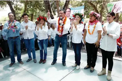  ?? CORTESÍA ?? Alex González, Miguel Osorio Vargas, Sayonara Vargas, Miguel Osorio Chong y Nuvia Mayorga en la Huasteca.