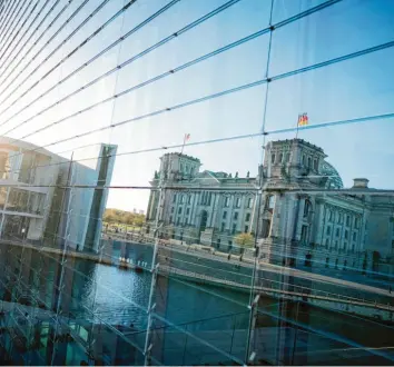  ?? Foto: Kay Nietfeld, dpa ?? Gerade in Krisenzeit­en im Zentrum des Interesses – insbesonde­re auch bei den Lobbyisten: Das Reichstags­gebäude mit dem Bundestag spiegelt sich in der tief stehenden Abendsonne in einer Glasfassad­e.