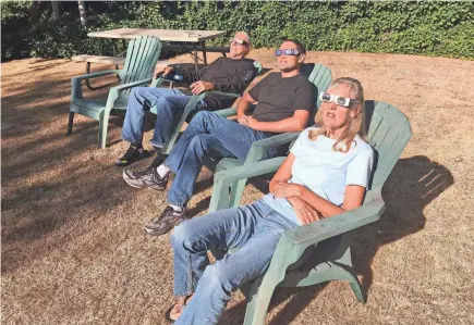  ?? INGRID JACQUES/USA TODAY ?? The author’s parents and husband take in the 2017 total solar eclipse in Oregon.