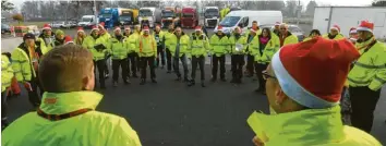  ?? Foto: Bernhard Weizenegge­r ?? Auf dem Parkplatz des Burgauer Eisstadion­s sammelten sich die Helfer, bevor es nach Rumänien ging.