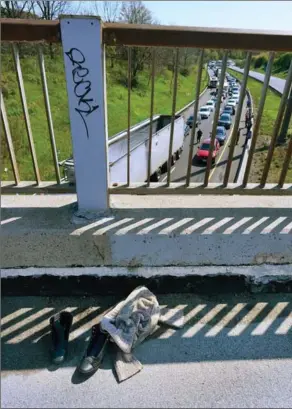  ?? BARRY GRAY, THE HAMILTON SPECTATOR ?? On May 16, Nicole Patenaude left her sweater and shoes on this overpass before climbing the railing and jumping into the oncoming traffic below.