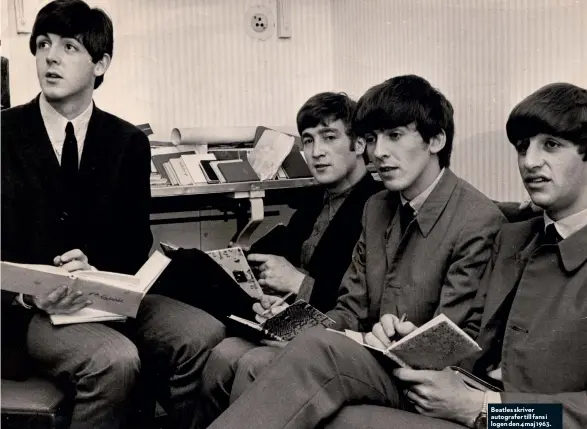  ??  ?? Beatles skriver autografer till fans i logen den 4 maj 1963.