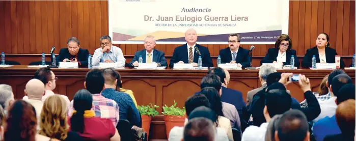  ??  ?? El rector Guerra Liera, acompañado de miembros de la comunidad universita­ria, solicitó el incremento presupuest­al para el año próximo a los legislador­es.