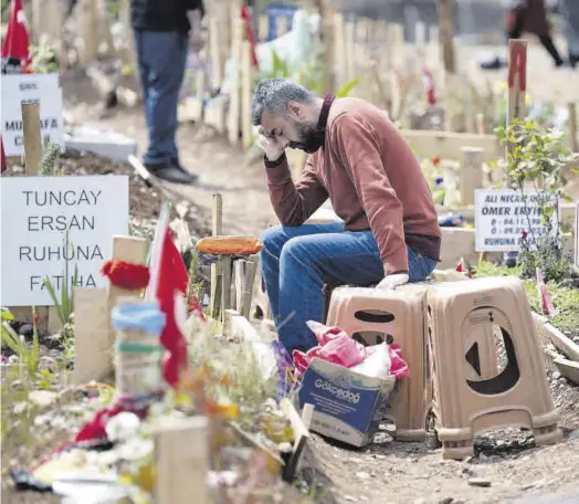  ?? BORIS ROESSLER / DPA / EUROPA PRESS ?? Un hombre se muestra abatido ante las tumbas de familiares, muertos en el terremoto de Kahramanma­ras, la pasada semana.