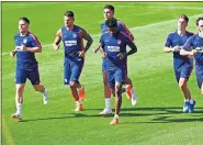  ??  ?? CARRERA. Gameiro, Vitolo, Rodri, Thomas, Vietto, Juanfran y Correa.