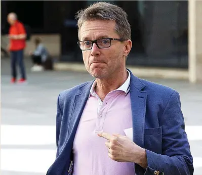  ?? ?? Nicky Campbell, veterano locutor de la ‘BBC’, se vio involucrad­o en una mentira de la que era totalmente ajeno.