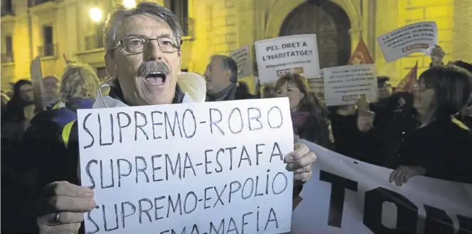  ?? EFE / MIGUEL ÁNGEL POLO ?? La Plataforma de Afectados por la Hipoteca de Valencia se concentra ante la sede del Tribunal Superior de Justicia contra la sentencia del Supremo sobre el impuesto a las hipotecas.