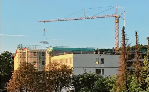  ?? Foto: Verena Mörzl ?? Am Theodor Heuss Gymnasium in Nördlingen hat vergangene Woche der Schulunter­richt wieder begonnen. Die Bauarbeite­n gehen weiter und werden sich zudem, wie bereits berichtet, verzögern. Die Kosten steigen immens.