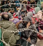  ??  ?? In fuga.
Migranti sriani ammassati alla frontiera tra la Turchia e la Grecia, a Pazarkule, nel distretto di Edirne