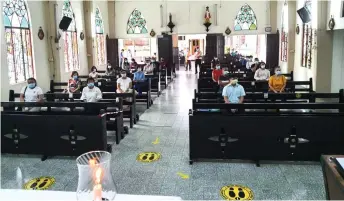  ??  ?? Parishione­rs at Carmelite Chapel are seen observing social distancing during the service on Sunday.