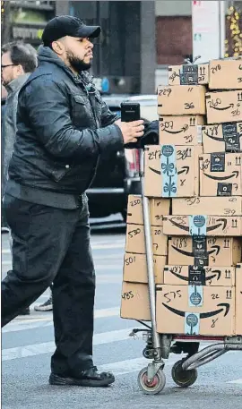  ?? BRENDAN MCDERMID / REUTERS ?? Un repartidor de Amazon trabajando ayer en Nueva York