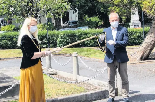  ?? Pictures: Jeff Davies ?? Burry Port and Pembrey Town Council’s traditiona­l mayor making and handing over of the mayoral chains had a very different approach this year.