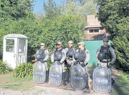  ?? Mauro rizzi ?? Seguridad en la casa donde está Etchecolat­z, en Mar del Plata