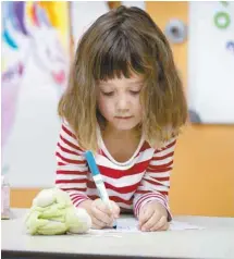  ?? ANNIK MH DE CARUFEL LE DEVOIR ?? Pour un dossier du développem­ent des enfants, la professeur­e de l’UQO Joanne Lehrer suggère d’avoir recours à un portfolio, dans lequel il est possible de partager les réussites de l’enfant, des photos, des dessins, des paroles de celui-ci, voir des...