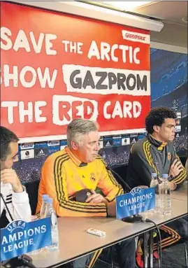  ?? TARIQ MIKKEL KHAN / AP ?? Greenpeace desplegó una pancarta detrás de Ancelotti y Pepe
