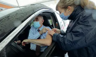  ?? (Zanfron) ?? Vaccinazio­ne antinfluen­zale Via alla campagna «drive-in». Il direttore Usl dà l’esempio