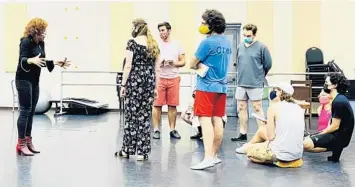  ?? MADDIE LANE/SPECIAL TO THE SENTINEL ?? Director Julia Listengart­en speaks with her cast during a rehearsal for ‘Indecent’ at the UCF School of Performing Arts on Nov. 17.