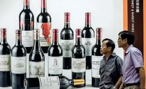  ??  ?? All’asta La promozione di un’asta di vini francesi in una strada di Hong Kong