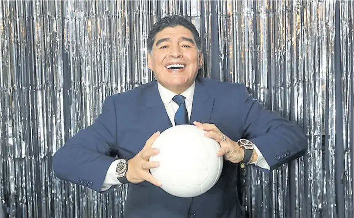  ??  ?? Siempre juntos. Maradona y la pelota, sin manchas. La imagen es reciente, en los premios The Best. Fue el día del beso y el abrazo a Messi y cuando él fue más estrella que nunca.
