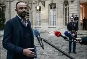  ??  ?? Le Premier ministre Édouard Philippe a affiché sa décontract­ion en arrivant au séminaire gouverneme­ntal, hier après-midi. (Photo AFP)