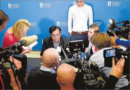  ?? AFP/ John Thys ?? Saif ul Malook, abogado de Asia Bibi, durante la rueda de prensa que dio el lunes en Holanda