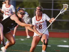  ?? Dave Stewart / Hearst Connecticu­t Media ?? New Canaan’s Kaleigh Harden carries the ball while defended by Darien’s Kaci Benoit during the FCIAC girls lacrosse championsh­ip on Wednesday in Norwalk.