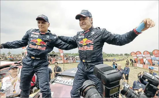 ?? RICARDO MAZALAN / AP ?? Lucas Cruz, a l’esquerra, i Carlos Sainz repeteixen com a parella guanyadora del Dakar en cotxes, com ja van fer el 2010 amb Volkswagen