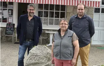  ??  ?? Marie-Laure et Basile, au côté du maire, Stéphane Briant, à gauche.